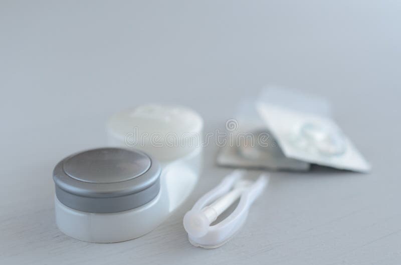 Lentes de contacto y accesorios - pinzas, caso foto de archivo libre de regalías Lentes de contacto y accesorios - pinzas, caso foto de archivo libre de regalías