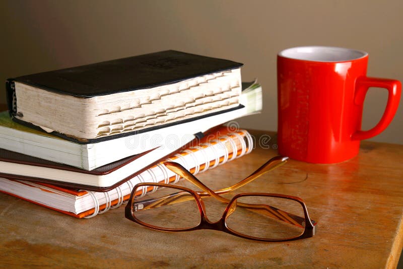 Lentes, taza de café y pila de libros imagen de archivo libre de regalías Lentes, taza de café y pila de libros imagen de archivo libre de regalías