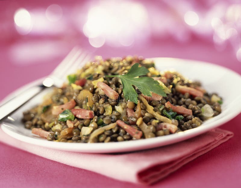 Lenticchie con pancetta affumicata tagliata immagine stock Lenticchie con pancetta affumicata tagliata immagine stock