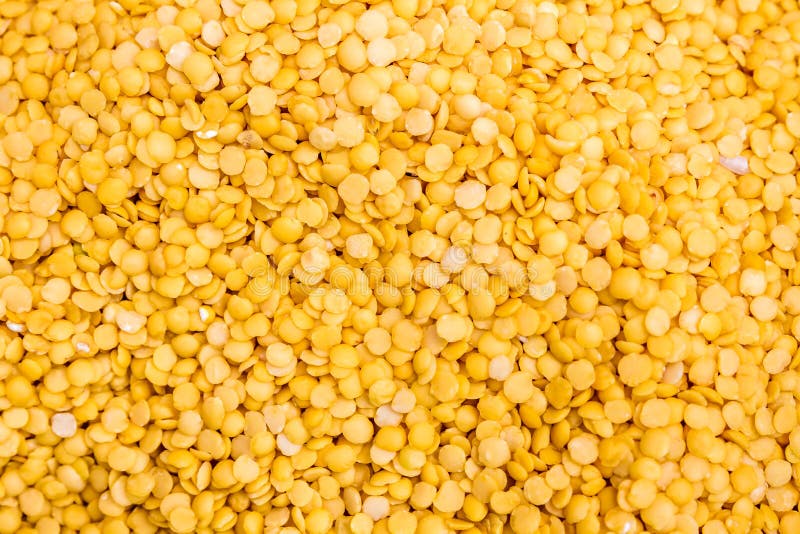 Lenticchie struttura e fondo di giallo dell'alimento biologico fotografia stock libera da diritti Lenticchie struttura e fondo di giallo dell'alimento biologico fotografia stock libera da diritti