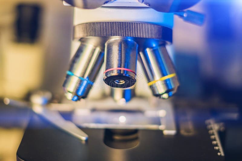 Lentilles d'un microscope optique photo stock Lentilles d'un microscope optique photo stock