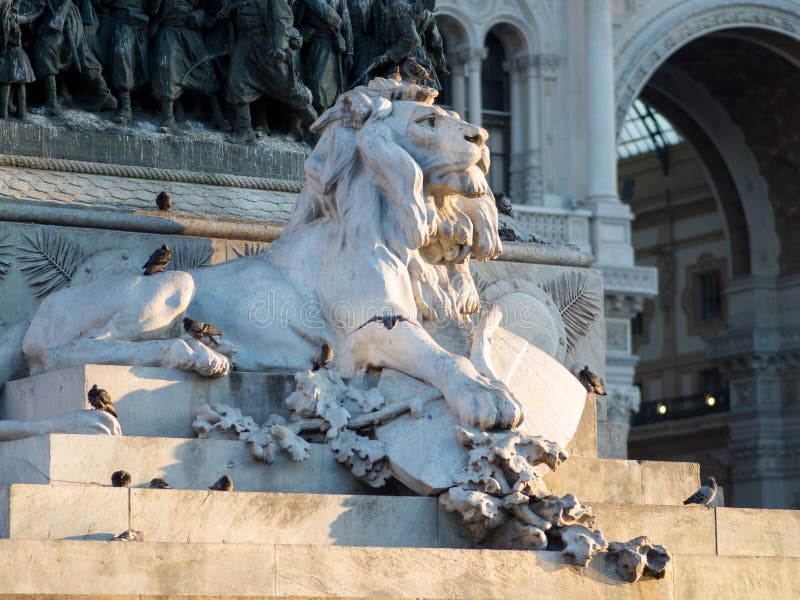 Leo La scultura nel centro di Piazza Duomo a Milano immagini stock libere da diritti