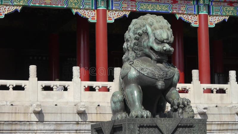 Leone bronzeo davanti alla Città proibita, l'architettura antica reale della Cina