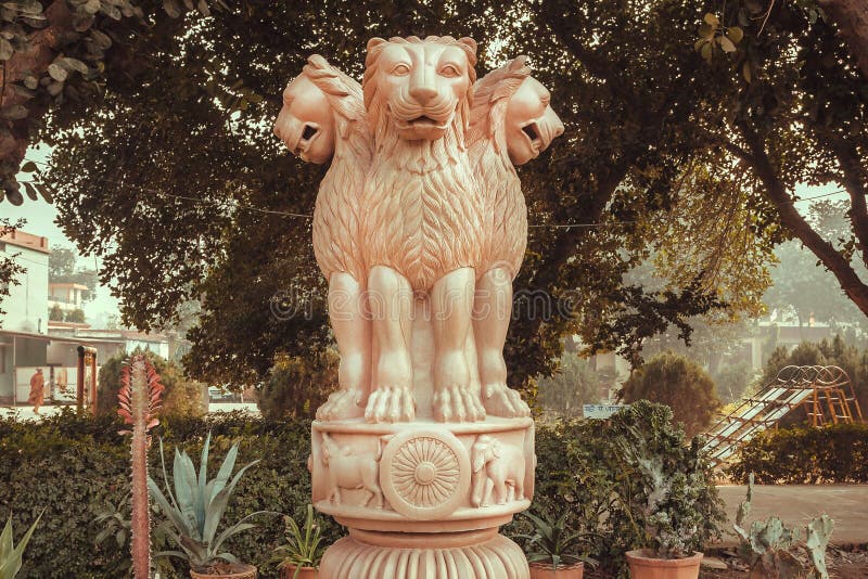 Leones en el escudo nacional esculpida en la India. Copia del pilar del antiguo ashoka del sarnath