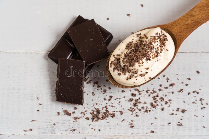 Lepelyoghurt Chocolade en yoghurt royalty-vrije stock foto Lepelyoghurt Chocolade en yoghurt royalty-vrije stock foto