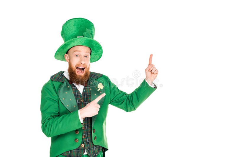 Leprechaun bello emozionante in vestito verde e cappello che presenta qualcosa fotografia stock Leprechaun bello emozionante in vestito verde e cappello che presenta qualcosa fotografia stock
