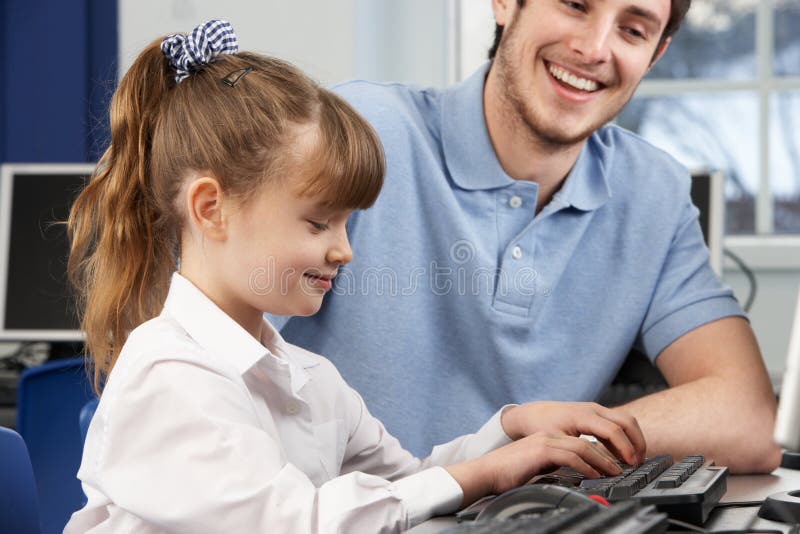 Leraar die meisje helpt dat computer in klasse met behulp van royalty-vrije stock afbeeldingen Leraar die meisje helpt dat computer in klasse met behulp van royalty-vrije stock afbeeldingen