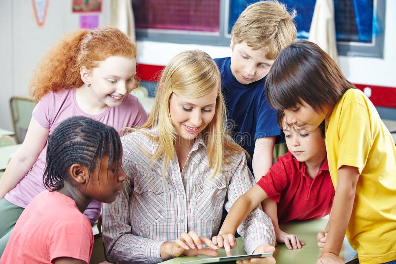 Leraar en studenten met tabletcomputer stock afbeelding Leraar en studenten met tabletcomputer stock afbeelding