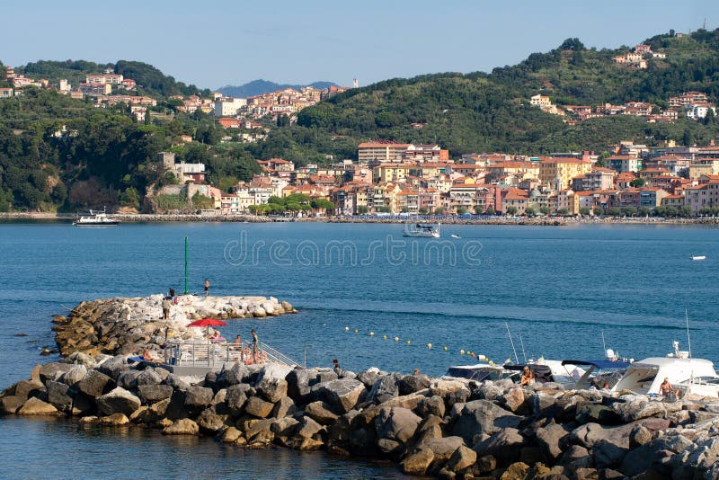 LERICI, LIGURIE, ITALIE - 18 AOÛT 2018 : Vue à travers la baie de la destination de touristes populaire de Lerici à San Terenzo images stock