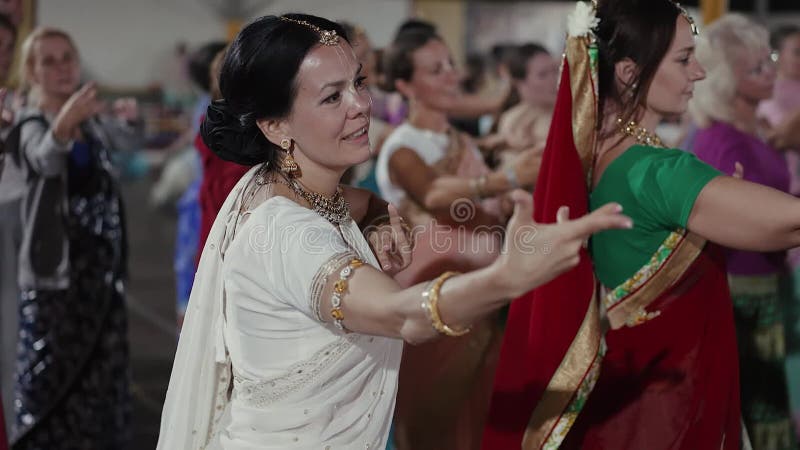 MOSCOW, RÚSSIA- JULHO 4: Devotos de Hare Krishna dançando com foliões de  carnaval durante o festival