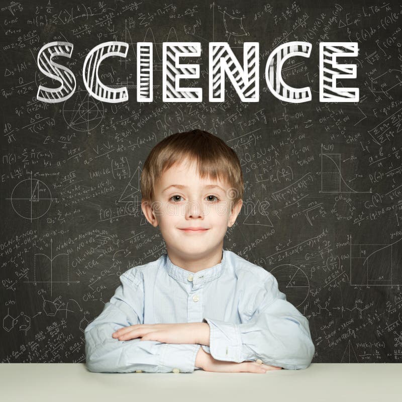 Lern nauka Mądry studencki dziecko na blackboard tle z matematyk formułami zdjęcia royalty free