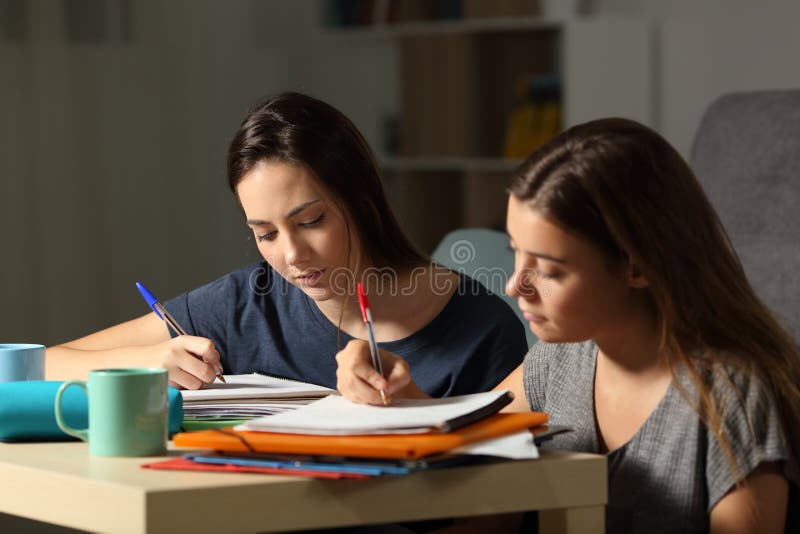 Lernbegierige Studenten, die stark in der Nacht studieren stockfotos Lernbegierige Studenten, die stark in der Nacht studieren stockfotos