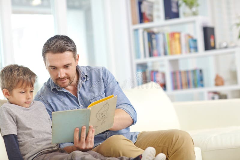 Lernen oder Lesen mit Vater und Sohn auf Sofa im Wohnzimmer zusammen, um zu kleben oder zu studieren. Buch stockfotografie