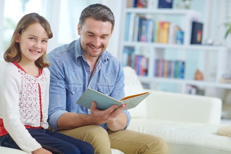 Lernen oder Lesen mit Vater und Tochter auf dem Sofa im Wohnzimmer zusammen für das Kleben oder Studium. Buch stockfotografie