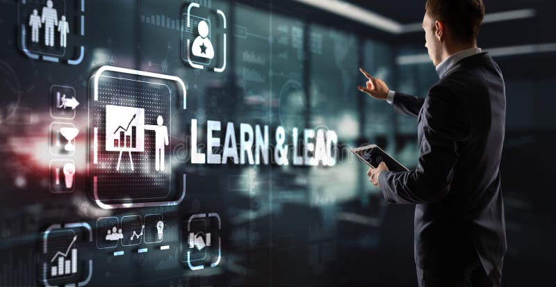 Lernen und führen. Geschäftsmann drückt die Hand auf die virtuelle Bildschirminschrift lizenzfreie stockfotografie