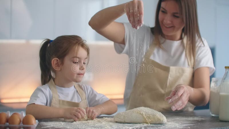Lernen von Familienrezepten. wenig percane. Mutter gelehrt Tochter, einen freien Raum für die Pizza oder Kuchen zu machen, die mit stock video