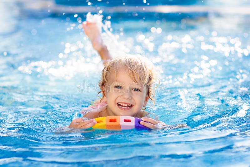 Lernen zu schwimmen Kinder im Swimmingpool