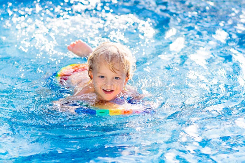 Lernen zu schwimmen Kinder im Swimmingpool stockbilder Lernen zu schwimmen Kinder im Swimmingpool stockbilder