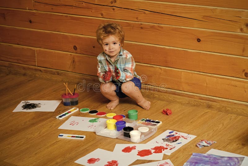 Lernendes und spielendes Kind Jungenmalermalerei auf Bretterboden stockfotos Lernendes und spielendes Kind Jungenmalermalerei auf Bretterboden stockfotos