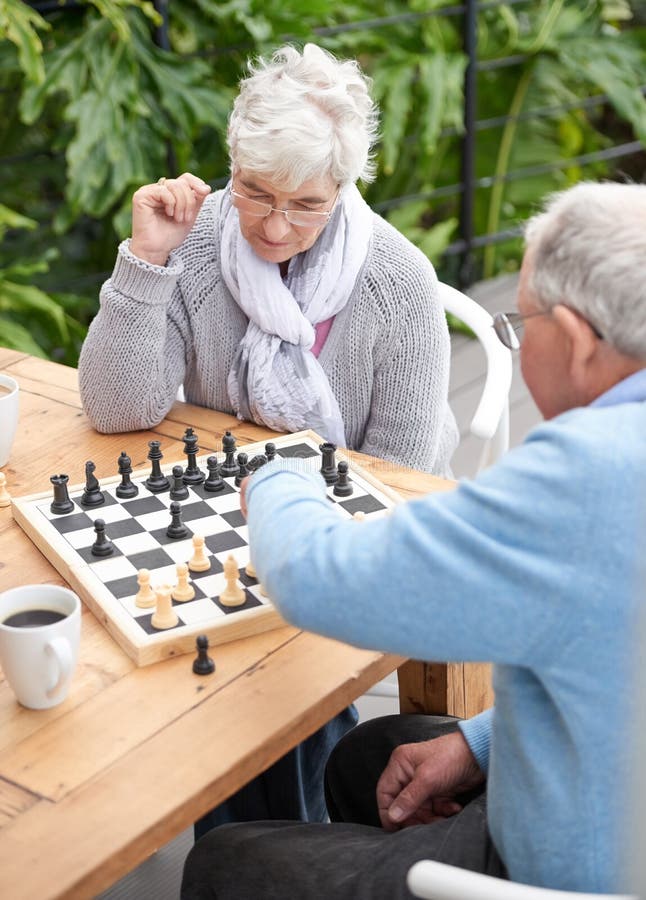 Les échecs Sont Un Gymnase De L'esprit Leçon D'échecs Concept De Stratégie  Professeur D'école Jeu De Société Homme Hipster Intelligent Jouant Aux  échecs Passe-temps Intellectuel Figures Sur Un échiquier En Bois Penser