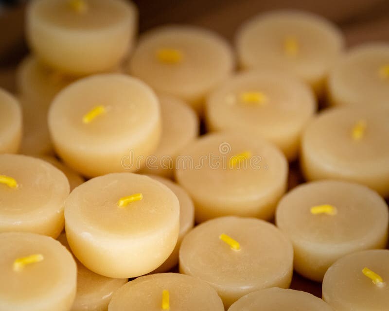 Les abeilles cirent des bougies de lumière de thé à vendre, sur l'affichage dans un magasin de miel de boutique photographie stock libre de droits Les abeilles cirent des bougies de lumière de thé à vendre, sur l'affichage dans un magasin de miel de boutique photographie stock libre de droits