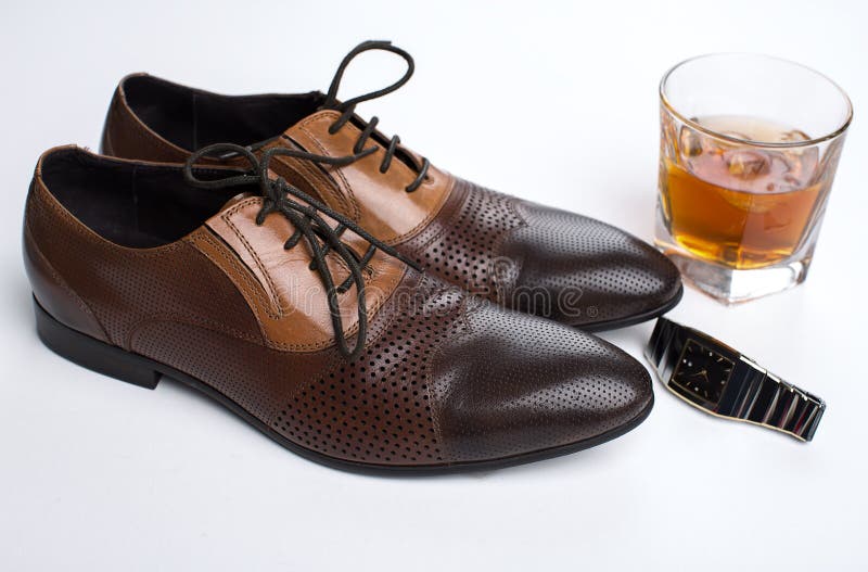 Les accessoires et le whiskey des hommes image libre de droits Les accessoires et le whiskey des hommes image libre de droits