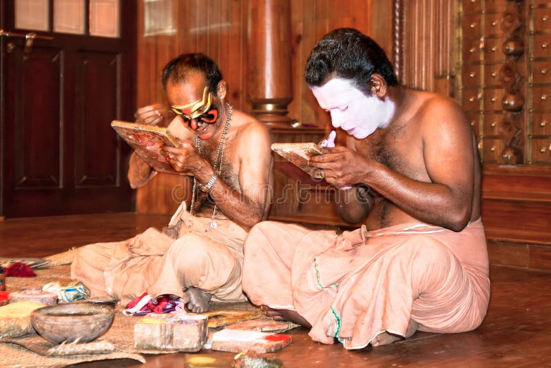 Les acteurs de Kathakali préparent, l'Inde photos stock Les acteurs de Kathakali préparent, l'Inde photos stock