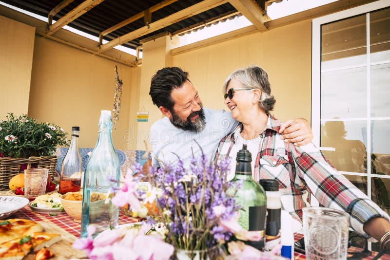 Les adultes de la famille qui aiment les loisirs en commun manger et s'amuser - les gens avec de la nourriture et des boissons à images libres de droits Les adultes de la famille qui aiment les loisirs en commun manger et s'amuser - les gens avec de la nourriture et des boissons à images libres de droits