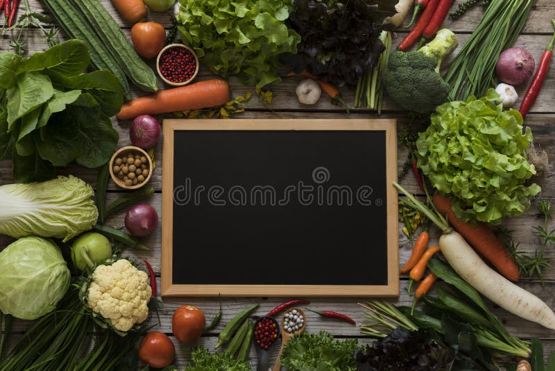 Les agriculteurs frais lancent des fruits et légumes sur le marché de ci-dessus avec le PS de copie photographie stock Les agriculteurs frais lancent des fruits et légumes sur le marché de ci-dessus avec le PS de copie photographie stock