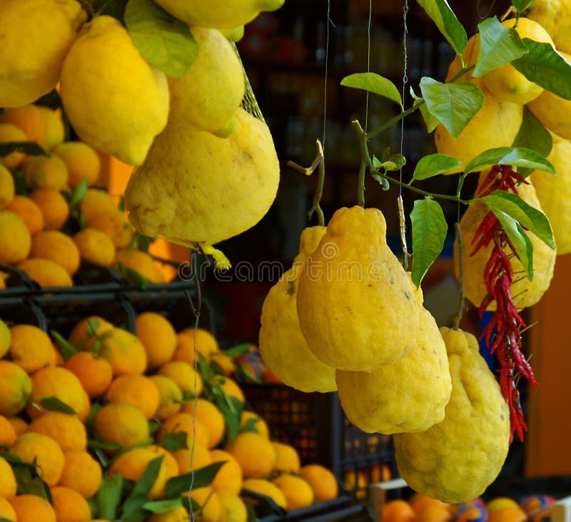 Les agrumes et les chiles italiens sur un marché calent image stock Les agrumes et les chiles italiens sur un marché calent image stock