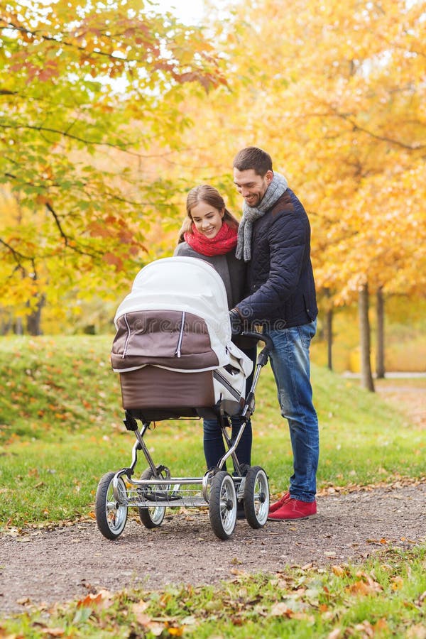 Les ajouter de sourire au landau de bébé en automne se garent images stock