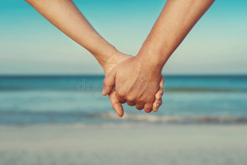 Les amants couplent tenir des mains photos libres de droits Les amants couplent tenir des mains photos libres de droits