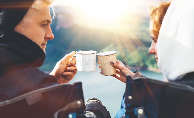 Les amants regardant l'un l'autre, couple apprécient ensemble de la montagne de fusée du soleil, voyageurs boivent du thé sur la photos libres de droits Les amants regardant l'un l'autre, couple apprécient ensemble de la montagne de fusée du soleil, voyageurs boivent du thé sur la photos libres de droits