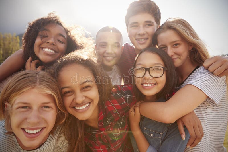 Les amis adolescents d'école souriant à l'appareil-photo, se ferment photo stock