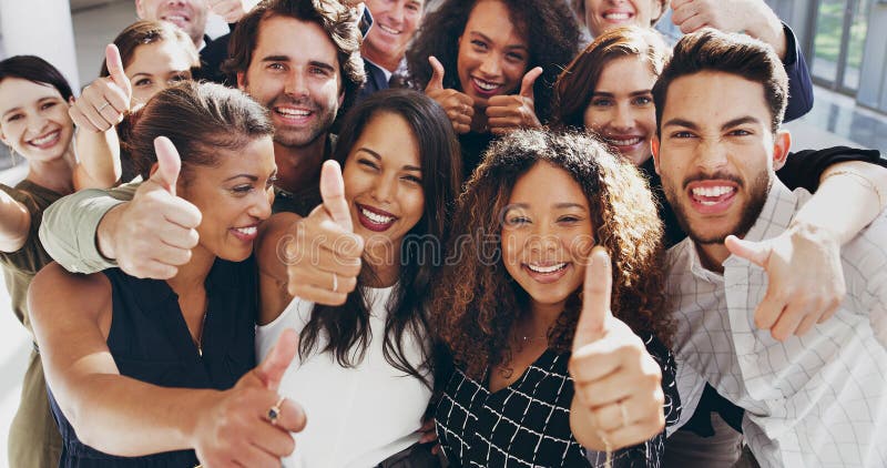 Les amis se réveillent et sourient avec les gens d'affaires au bureau ensemble pour le soutien amoureux ou le team building. Comiq photographie stock