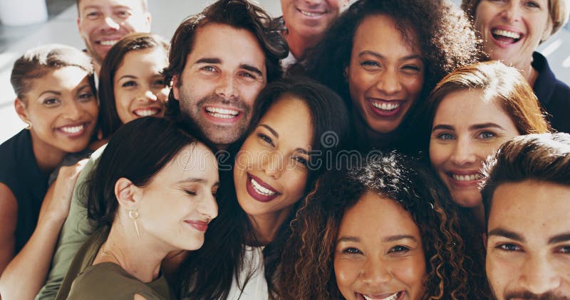Les amis se serrent dans leurs bras et sourient avec les gens d'affaires au bureau ensemble pour le soutien amoureux ou le team bu image libre de droits