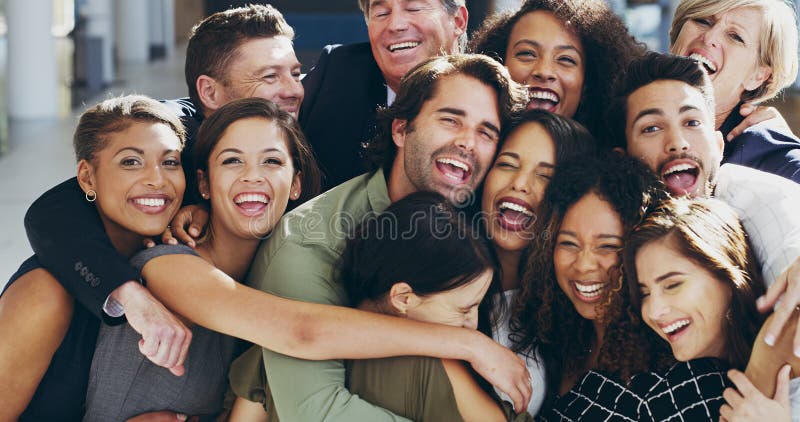 Les amis se sont embrassés et excités avec les gens d'affaires au bureau ensemble pour le soutien de l'amour ou le team building. images stock