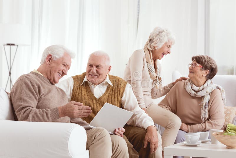 Les amis supérieurs rient photo libre de droits Les amis supérieurs rient photo libre de droits