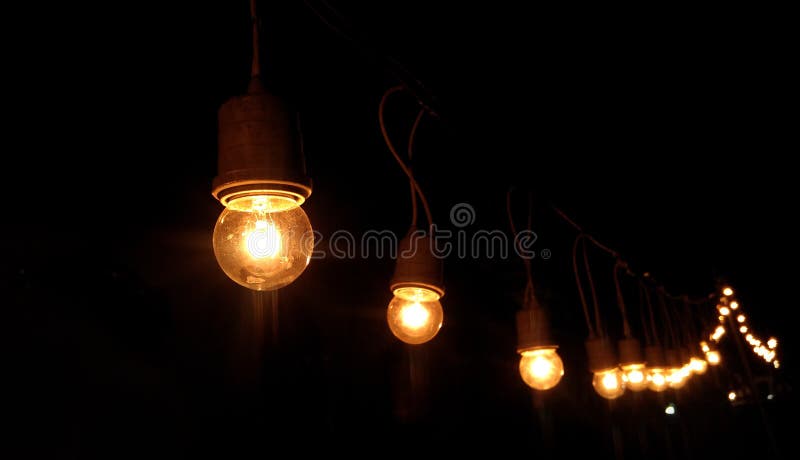 Les Ampoules Sont Lumineuses à La Nuit Photo stock - Image du noir,  décoration: 92177288