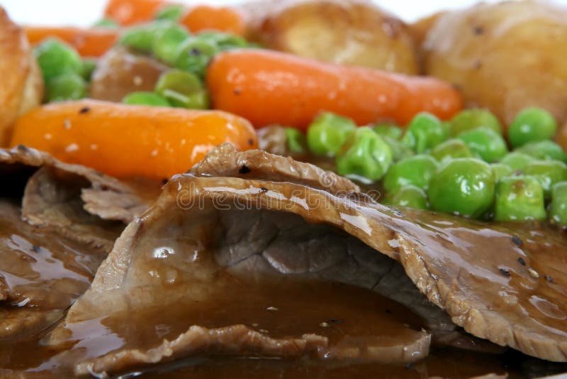 Les anglais traditionnels rôtissent avec le pudding de Yorkshire et le veg d'été photographie stock Les anglais traditionnels rôtissent avec le pudding de Yorkshire et le veg d'été photographie stock
