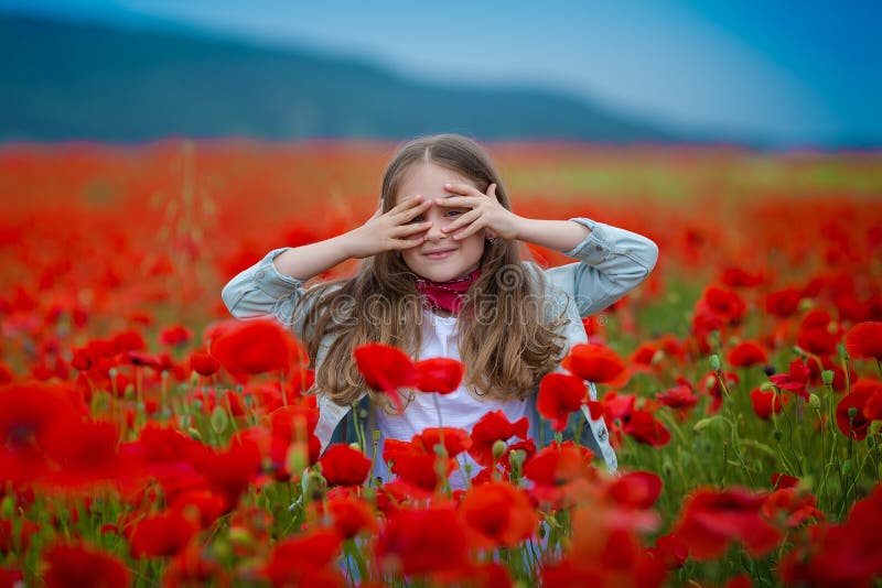 Les années de l'adolescence d'yeux bleus de beauté apprécient des jours d'été Fille habillée de fantaisie mignonne dans le domain photo stock Les années de l'adolescence d'yeux bleus de beauté apprécient des jours d'été Fille habillée de fantaisie mignonne dans le domain photo stock