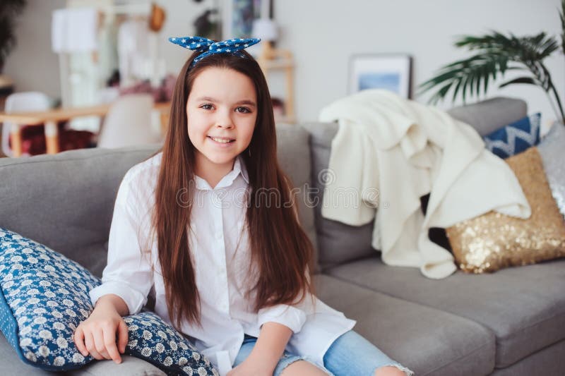 les 10 années heureuses badinent ou fille de la préadolescence détendant à la maison photo libre de droits les 10 années heureuses badinent ou fille de la préadolescence détendant à la maison photo libre de droits