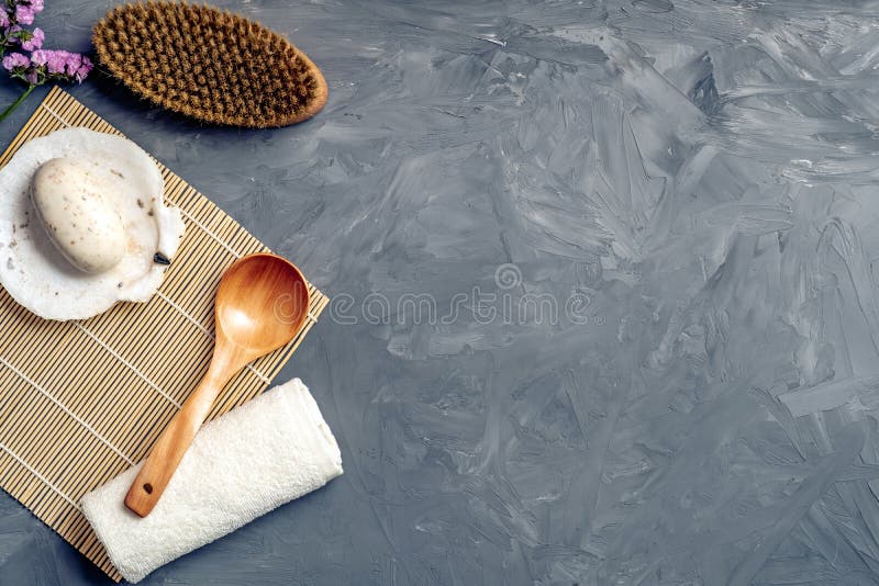 Les anti cellulites massent des accessoires et des produits cosmétiques de beauté de station thermale sur le fond en pierre gris photo stock Les anti cellulites massent des accessoires et des produits cosmétiques de beauté de station thermale sur le fond en pierre gris photo stock