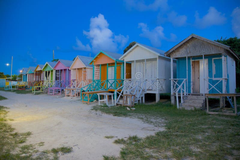 Les Antilles, les Caraïbe, Antigua, longue baie, huttes colorées de plage au crépuscule photographie stock libre de droits Les Antilles, les Caraïbe, Antigua, longue baie, huttes colorées de plage au crépuscule photographie stock libre de droits