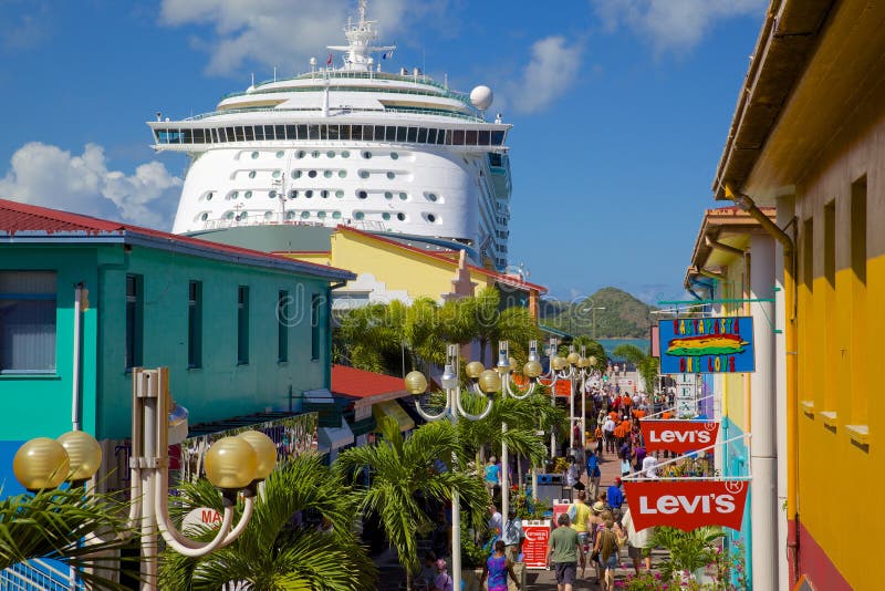 Les Antilles, les Caraïbe, l'Antigua, le St Johns, le Heritage Quay et le bateau de croisière dans le port