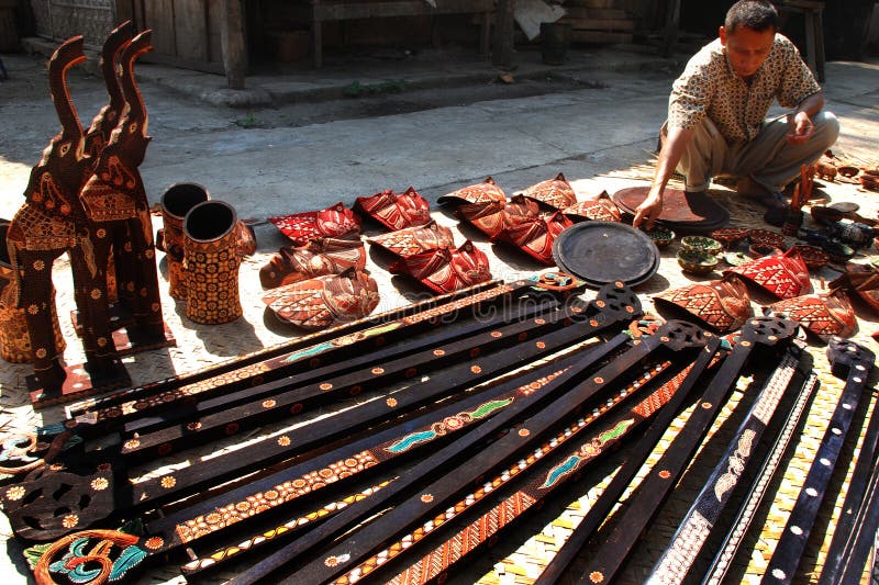 Les artisans de batik traînent les produits en bois images libres de droits Les artisans de batik traînent les produits en bois images libres de droits