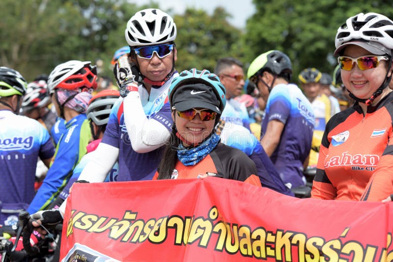 Les athlètes amateurs de différents groupes dans Pluak Daeng ont participé à l'activité photo libre de droits