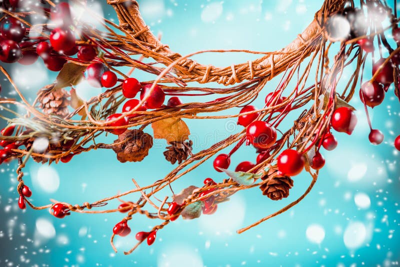 Les baies rouges de Noël tressent sur le fond bleu avec la neige photos libres de droits Les baies rouges de Noël tressent sur le fond bleu avec la neige photos libres de droits