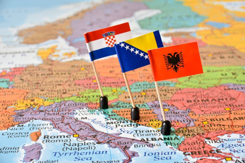 Les Balkans, la carte et les drapeaux de l'Albanie, Bosnie-Herzégovine