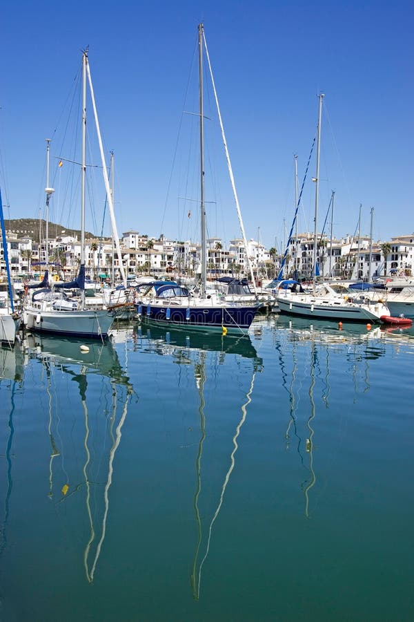Les bateaux et les yachts de luxe grands ont amarré dans le port de Duquesa en Espagne en fonction photographie stock libre de droits